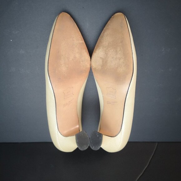 Thomas Wallace Ladies Size 7 Ivory Faux Leather Low Heel Pump Shoes - Picture 6 of 8